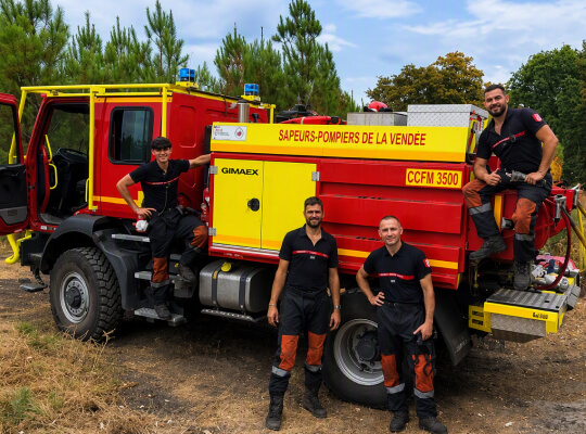 Maxime BOUTIN aux côtés de son équipage de sapeurs-pompiers
