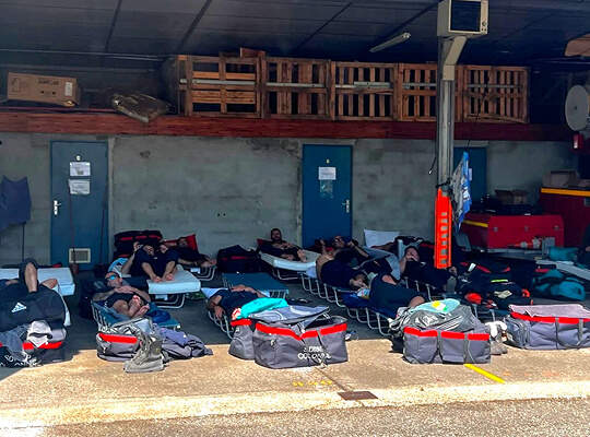 Un garage réaménagé en dortoir pour les nuits des pompiers